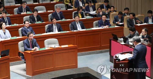 질의에 답변하는 이낙연 총리(서울=연합뉴스) 김주형 기자 = 이낙연 국무총리(왼쪽)가 12일 오전 열린 국회 예산결산특별위원회 전체회의에서 더불어민주당 조응천 의원의 질의에 답변하고 있다. 2019.7.12 kjhpress@yna.co.kr