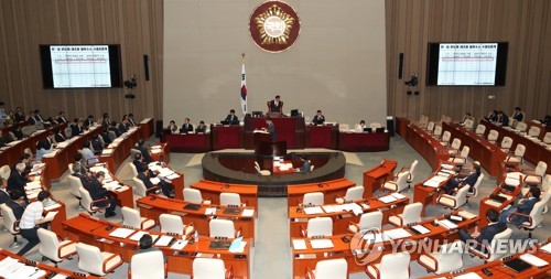 윤상직, '불화수소 수출입 통계자료를 게시하며'(서울=연합뉴스) 김주형 기자 = 자유한국당 윤상직 의원이 12일 오전 열린 국회 예산결산특별위원회 전체회의에서 한·일 반도체 제조용 불화수소 수출입 통계자료를 모니터에 게시한 뒤 이낙연 총리에게 질의하고 있다. 2019.7.12 kjhpress@yna.co.kr