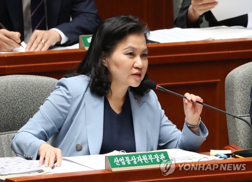 질의 답변하는 유명희 산업통상자원부 통상교섭본부장(서울=연합뉴스) 김주형 기자 = 유명희 산업통상자원부 통상교섭본부장이 12일 오전 열린 국회 예산결산특별위원회 전체회의에서 자유한국당 윤상직 의원의 질의에 답변하고 있다. 2019.7.12 kjhpress@yna.co.kr