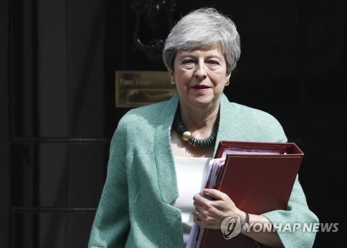 다우닝가 10번지 총리관저를 나서는 테리사 메이 영국 총리 [AP=연합뉴스]