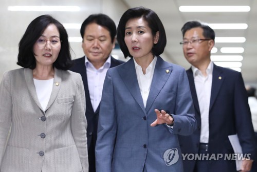 산불피해 후속 대책회의 참석하는 나경원(서울=연합뉴스) 김주형 기자 = 자유한국당 나경원 원내대표(오른쪽)가 29일 오전 국회에서 열린 강원도 산불피해 후속조치 대책회의에 참석하고 있다. 왼쪽은 김현아 의원. 2019.5.29 kjhpress@yna.co.kr