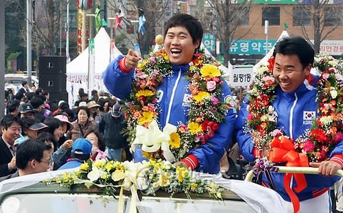 류현진과 이범호(대전=연합뉴스) 김준호 기자 = 2009월드베이스볼클래식(WBC)의 영웅 한화 이범호, 류현진이 30일 대전 서대전네거리에서 으능정이거리까지 카퍼레이드를 하며 앞서가는 김태균을 가리키며 환하게 웃고 있다.2009.3.30.