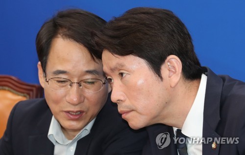 이야기하는 이인영과 이원욱(서울=연합뉴스) 하사헌 기자 = 더불어민주당 이인영 원내대표와 이원욱 원내수석부대표가 11일 오전 국회에서 열린 정책조정회의에서 이야기하고 있다. 2019.7.11 toadboy@yna.co.kr