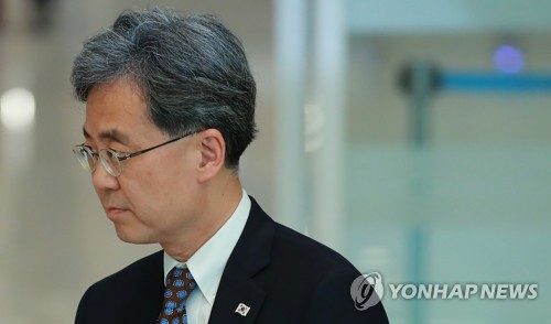 귀국하는 김현종 국가안보실 2차장(영종도=연합뉴스) 홍해인 기자 = 김현종 청와대 국가안보실 2차장이 14일 오후 인천국제공항 제2터미널로 귀국하고 있다. 2019.7.14 hihong@yna.co.kr