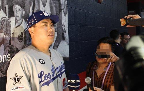 취재진과 인터뷰하는 류현진[연합뉴스 자료사진]