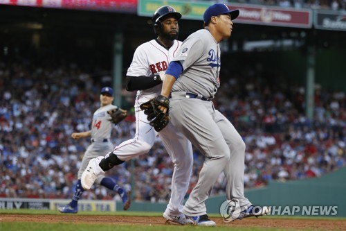 재빨리 1루에 들어가 타자 잡아내는 류현진 재키 브래들리 주니어의 1루 땅볼 때 재빨리 1루에 들어가 송구 잡아내는 류현진 [AP=연합뉴스]