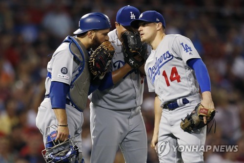포수 러셀 마틴(왼쪽), 2루수 엔리케 에르난데스(오른쪽)와 상의하는 류현진 [AP=연합뉴스]