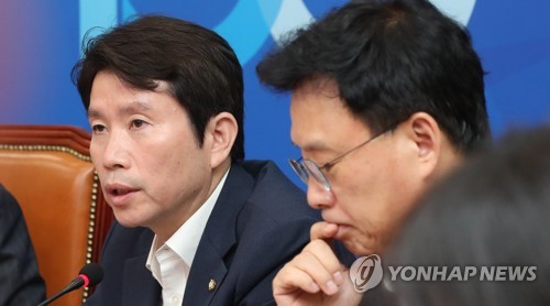 발언하는 이인영(서울=연합뉴스) 하사헌 기자 = 더불어민주당 이인영 원내대표가 15일 오전 국회에서 열린 최고위원회의에서 발언하고 있다. 2019.7.15 toadboy@yna.co.kr