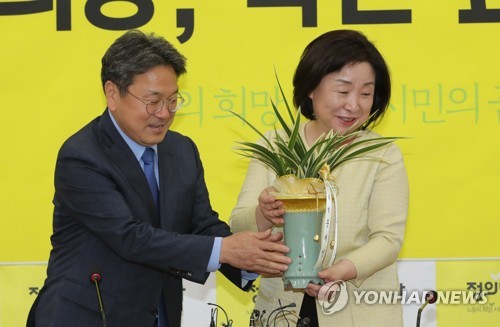 문 대통령 축하 난 받는 심상정 대표(서울=연합뉴스) 하사헌 기자 = 정의당 심상정 신임 대표(오른쪽)가 15일 오후 국회 당회의실에서 강기정 청와대 정무수석으로부터 문재인 대통령의 축하 난을 전달받고 있다. 2019.7.15 toadboy@yna.co.kr