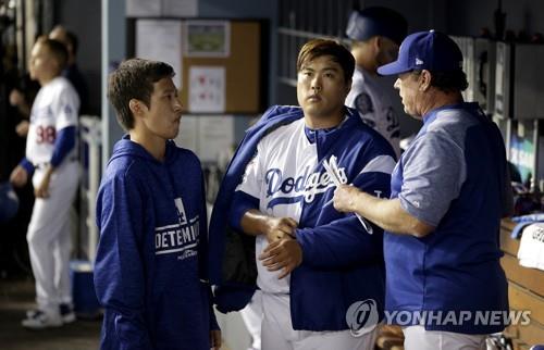 이닝 중간에 류현진과 대화하는 허니컷 투수코치[EPA=연합뉴스 자료사진]