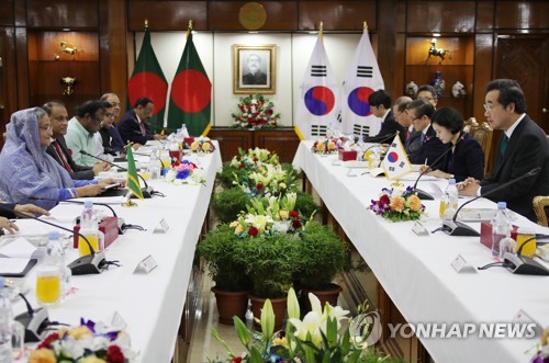한-방글라데시 확대 총리 회담(다카=연합뉴스) 김승두 기자 = 이낙연 국무총리가 14일(현지시간) 방글라데시 다카의 총리실에서 셰이크 하시나 총리와 양국 확대 총리 회담을 갖고 있다.  2019.7.14 kimsdoo@yna.co.kr