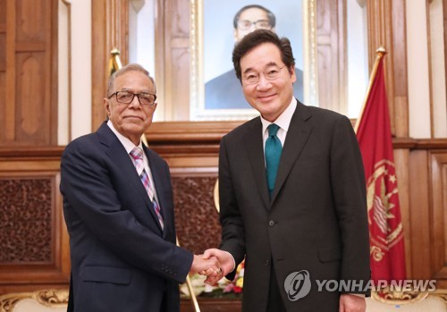 방글라데시 대통령 예방한 이낙연 총리(다카=연합뉴스) 김승두 기자 = 이낙연 국무총리가 14일(현지시간) 방글라데시 다카시 대통령궁에서 모하마드 압둘 하미드 대통령을 예방해 악수하고 있다. 2019.7.14 kimsdoo@yna.co.kr