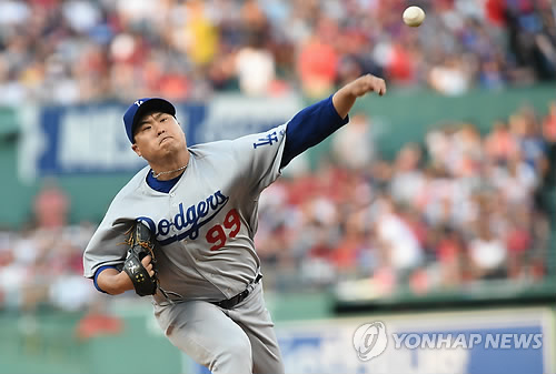 펜웨이 파크 밟은 류현진의 역투(보스턴 USA투데이스포츠=연합뉴스) 류현진(로스앤젤레스 다저스)이 14일(현지시간) 미국 매사추세츠주 보스턴의 펜웨이파크에서 열린 보스턴 레드삭스와의 2019 메이저리그 경기 1회에 역투하고 있다. jelee@yna.co.kr