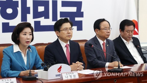 발언하는 나경원 원내대표(서울=연합뉴스) 이진욱 기자 = 자유한국당 나경원 원내대표가 17일 오전 국회에서 열린 최고위원-중진의원 연석회의에서 발언하고 있다. 2019.7.17 cityboy@yna.co.kr