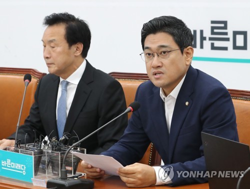 발언하는 오신환(서울=연합뉴스) 김주형 기자 = 바른미래당 오신환 원내대표가 17일 오전 국회에서 열린 최고위원회의에서 발언하고 있다. 왼쪽은 손학규 대표. 2019.7.17 kjhpress@yna.co.kr