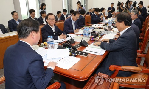 예산결산특위 추경안조정소위(서울=연합뉴스) 하사헌 기자 = 17일 오전 국회에서 예산결산특별위원회 2019년도 추가경정예산안등조정소위원회가 열리기에 앞서 김재원 예결위원장 주재로 열리고 있다.  2019.7.17 toadboy@yna.co.kr