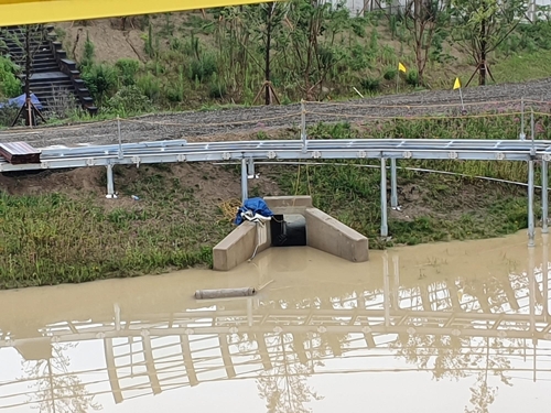 기장군 "저류지 흙탕물 하천으로 흘러 들어가는 모습"[기장군 촬영 제공, 재판매 및 DB금지]