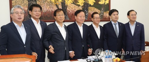 포즈 취하는 추경안조정소위 위원들(서울=연합뉴스) 하사헌 기자 = 17일 오전 국회에서 예산결산특별위원회 2019년도 추가경정예산안등조정소위원회가 열리기에 앞서 김재원 예결위원장과 각당 간사, 의원들이 포즈를 취하고 있다. 왼쪽부터 더불어민주당 조응천, 서삼석 의원, 윤후덕 예결위 더불어민주당 간사, 김재원 위원장, 이종배 예결위 자유한국당 간사, 지상욱 예결위 바른미래당 간사, 자유한국당 정유섭 의원. 2019.7.17 toadboy@yna.co.kr