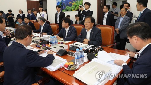 인사말하는 윤후덕(서울=연합뉴스) 하사헌 기자 = 17일 오전 국회에서 열린  예산결산특별위원회 2019년도 추가경정예산안등조정소위원회에서 윤후덕 더불어민주당 예결위 간사가 인사말을 하고 있다.  2019.7.17 toadboy@yna.co.kr