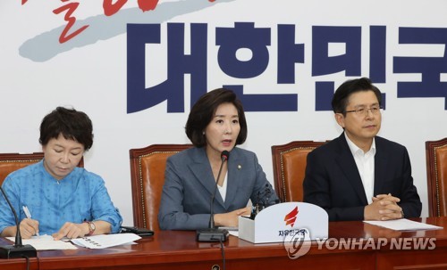 발언하는 나경원(서울=연합뉴스) 하사헌 기자 = 자유한국당 나경원 원내대표가 18일 오전 국회에서 열린 최고위원회에서 발언하고 있다.  2019.7.18 toadboy@yna.co.kr