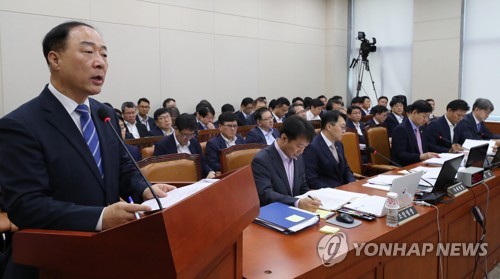 업무보고 하는 홍남기 경제부총리(서울=연합뉴스) 이진욱 기자 = 홍남기 경제부총리 겸 기획재정부 장관이 18일 국회에서 열린 기획재정위원회 전체회의에서 업무보고를 하고 있다. 2019.7.18 cityboy@yna.co.kr