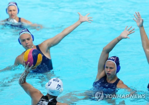 벽을 넘어라(광주=연합뉴스) 양지웅 기자 = 16일 광주 광산구 남부대학교 수구경기장에서 열린 2019 광주세계수영선수권대회 수구 여자부 조별리그 B조 2차전 한국과 러시아의 경기에서 한국의 이정은이 패스를 시도하고 있다. 2019.7.16 yangdoo@yna.co.kr