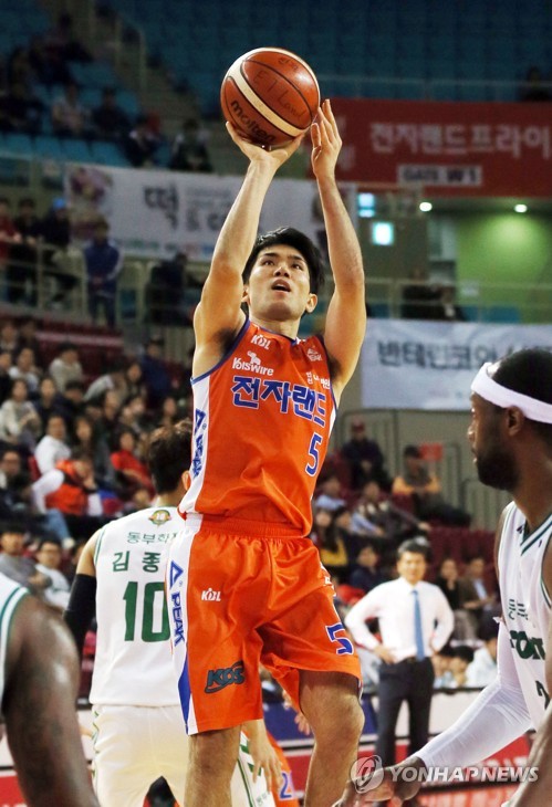 프로농구 정병국, 도심 길거리서 음란행위… 구속영장(서울=연합뉴스) 인천 남동경찰서가 18일 도심 길거리에서 음란행위를 한 혐의를 받는 프로농구 인천 전자랜드 엘리펀츠 소속의 정병국에 대해 구속영장을 신청했다. 
    정씨는 지난 4일 오전 6시께 인천시 남동구 구월동 로데오거리에서 바지를 내리고 음란행위를 한 혐의를 받고 있다. 사진은 2015년 12월 24일 경기에서 슛하는 정병국. 2019.7.18 [연합뉴스 자료사진] photo@yna.co.kr