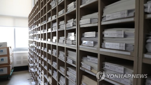 6월국회 '빈손' 으로 끝나나?(서울=연합뉴스) 하사헌 기자 = 정경두 국방장관 해임건의안을 둘러싼 여야의 강경 대치로 6월 임시국회 추경안과 각종 법안 처리가 무산될 가능성이 커져가는 가운데 임시국회 마지막 날인 19일 국회 법사위에 각종 법안 서류가 놓여 있다.   
 toadboy@yna.co.kr