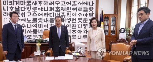 문 의장과 교섭단체 원내대표들 '어색한 회동'(서울=연합뉴스) 김주형 기자 = 문희상 국회의장이 19일 오후 여야 교섭단체 원내대표와 회동하고 있다.
    왼쪽부터 더불어민주당 이인영 원내대표, 문 의장, 자유한국당 나경원, 바른미래당 오신환 원내대표. 2019.7.19 kjhpress@yna.co.kr