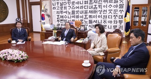 문 의장과 교섭단체 원내대표들 '어색한 회동'(서울=연합뉴스) 김주형 기자 = 문희상 국회의장이 19일 오후 여야 교섭단체 원내대표와 회동하고 있다.
    왼쪽부터 더불어민주당 이인영 원내대표, 문 의장, 자유한국당 나경원, 바른미래당 오신환 원내대표. 2019.7.19 kjhpress@yna.co.kr