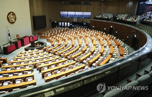 임시국회 일정 합의 실패, 6월국회 '빈손?'(서울=연합뉴스) 김주형 기자 = 정경두 국방장관 해임건의안을 둘러싼 여야의 강경 대치로 6월 임시국회 추경안과 각종 법안 처리가 무산될 가능성이 커져가는 19일 오후 국회 본회의장이 한산하다.  kjhpress@yna.co.kr