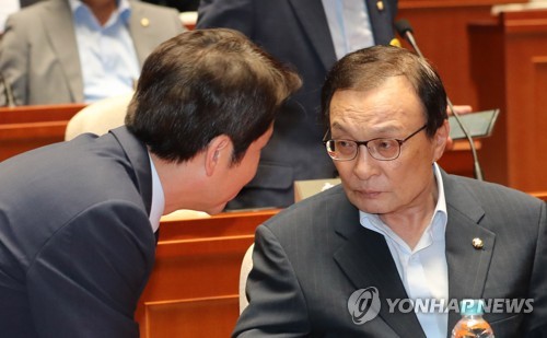 이야기하는 이해찬과 이인영(서울=연합뉴스) 하사헌 기자 = 더불어민주당 이해찬 대표와 이인영 원내대표가 19일 오후 국회에서 열린 의원총회에서 이야기하고 있다.  2019.7.19 toadboy@yna.co.kr