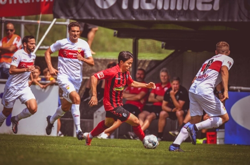 드리블하는 프라이부르크의 권창훈(가운데)[프라이부르크 홈페이지 캡처]