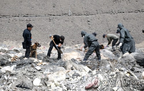 경찰이 고유정이 제주서 버린 물체를 수색하는 모습[연합뉴스 자료사진]