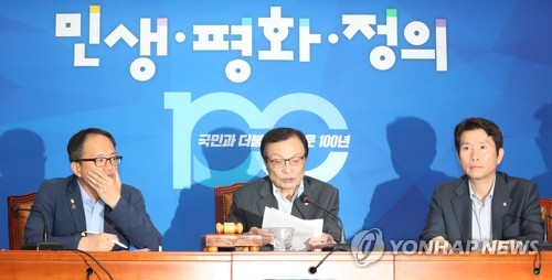 발언하는 이해찬(서울=연합뉴스) 하사헌 기자 = 더불어민주당 이해찬 대표가 17일 오전 국회에서 열린 최고위원회의에서 발언하고 있다. 2019.7.17 toadboy@yna.co.kr