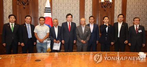 독립유공자 후손 만나는 이낙연 총리(비슈케크[키르기스스탄]=연합뉴스) 김승두 기자 = 키르기스스탄을 공식 방문한 이낙연 국무총리가 18일(현지시간) 수도인 비슈케크시의 오리온호텔에서 독립유공자인 왕산 허위 선생의 손자인 허 게오르기 씨와 가족들을 초청해 기념촬영을 하고 있다.  왼쪽에서 세 번째부터 허 세르게이, 허 블라디슬라브, 이 총리, 허 게오르기, 허 블라디미르.  2019.7.18 kimsdoo@yna.co.kr