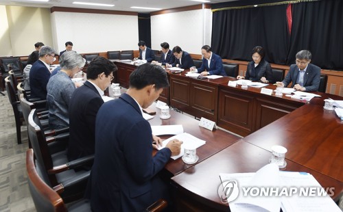 일본 수출규제 대응 관계장관회의(서울=연합뉴스) 홍남기 경제부총리 겸 기획재정부 장관이 19일 정부서울청사에서 일본 수출규제 대응 관계장관회의를 주재하고 있다. 2019.7.19 
    [기획재정부 제공. 재판매 및 DB 금지] photo@yna.co.kr