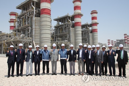 카타르 담수복합발전소 직원들과 기념촬영 하는 이낙연 총리(도하=연합뉴스) 김승두 기자 = 이낙연 국무총리가 20일(현지시간) 카타르 도하의 움 알 하울 담수복합발전소를 방문해 직원들과  동행한 한-방글라데시 의원친선협회장인 자유한국당 김기선 의원과 한-타지키스탄 의원친선협회 이사인 더불어민주당 금태섭 의원, 한-키르기스스탄 의원친선협회 부회장인 바른미래당 채이배 의원과 한-중동 의원친선협회 회원인 이용호 의원과 함께 기념촬영을 하고 있다.  2019.7.20 kimsdoo@yna.co.kr