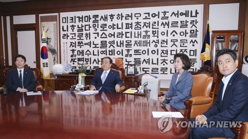 문 의장과 회동하는 교섭단체 원내대표들(서울=연합뉴스) 김주형 기자 = 문희상 국회의장이 22일 오전 국회에서 교섭단체 원내대표들과 회동하고 있다. 
    왼쪽부터 더불어민주당 이인영 원내대표, 문 의장, 자유한국당 나경원 원내대표, 바른미래당 오신환 원내대표.  kjhpress@yna.co.kr