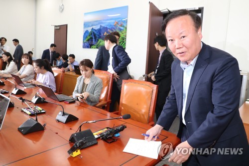 기자간담회 입장하는 김재원 위원장(서울=연합뉴스) 김주형 기자 = 자유한국당 소속 김재원 예산결산특별위원장(오른쪽)이 22일 오후 국회에서 추경안 관련 기자간담회에 입장하고 있다. 2019.7.22 kjhpress@yna.co.kr