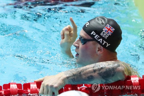 '1등이에요'(광주=연합뉴스) 김준범 기자 = 22일 광주광역시 광산구 남부대 시립국제수영장에서 열린 2019 광주세계수영선수권대회 경영 남자 평영 100m 결승에서 영국 애덤 피티가 기록을 확인하고 있다. 2019.7.22 psykims@yna.co.kr