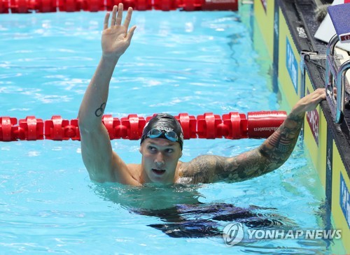 '나야 나, 드레슬'(광주=연합뉴스) 김준범기자 = 22일 광주광역시 광산구 남부대 시립국제수영장에서 열린 2019 광주세계수영선수권대회 경영 남자 접영 50m 결승에서 미국 케일럽 드레슬이 금메달을 차지한 뒤 기뻐하고 있다.  2019.7.22 psykims@yna.co.kr