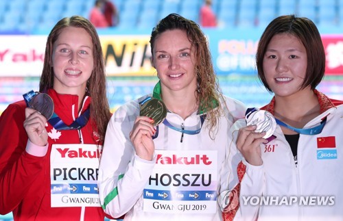 4연패 달성한 호스주(광주=연합뉴스) 양지웅 기자 = 22일 광주광역시 광산구 남부대 시립국제수영장에서 열린 2019 광주세계수영선수권대회 경영 여자 개인혼영 200m 결승에서 우승한 헝가리의 카틴카 호스주(가운데)가 2위를 차지한 중국 예스원(왼쪽), 3위를 차지한 호주 시드니 피크렘과 메달을 목에 걸고 포즈를 취하고 있다. 2019.7.22 yatoya@yna.co.kr