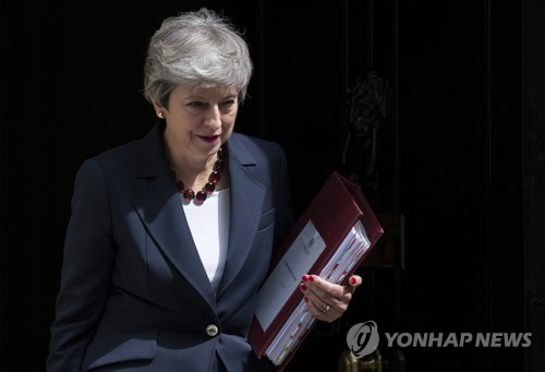 다우닝가 10번지 총리관저를 나서는 테리사 메이 총리 [EPA=연합뉴스]