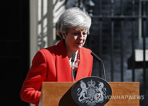 사퇴 발표 후 침통한 표정의 메이 총리 [AP=연합뉴스]