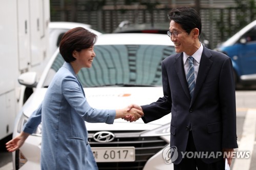 악수하는 백혜련·윤소하 의원(서울=연합뉴스) 임헌정 기자 = 지난 4월 패스트트랙(신속처리안건) 처리 과정에서 여야가 충돌했을 때 상대 당 의원·당직자 등을 폭행한 혐의(공동폭행)로 자유한국당에 의해 고발된 더불어민주당 백혜련 의원(왼쪽)과 정의당 윤소하 원내대표가 16일 오전 서울 영등포경찰서에 피고발인 신분으로 출석하며 악수하고 있다. 2019.7.16 kane@yna.co.kr