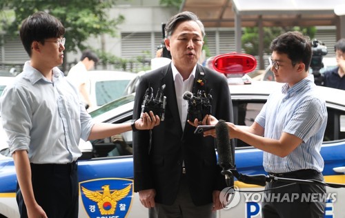 표창원 '경찰 수사 적극 협조하겠다'(서울=연합뉴스) 류효림 기자 = 정치권의 '패스트트랙(신속처리안건) 고발전'으로 수사 대상이 된 더불어민주당 표창원 의원이 조사를 받기 위해 17일 오전 서울 영등포경찰서에 출석하며 취재진 질문에 답하고 있다. 2019.7.17 ryousanta@yna.co.kr