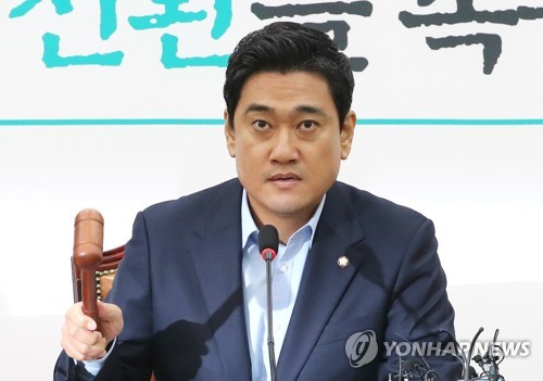 의사봉 두드리는 오신환(서울=연합뉴스) 김주형 기자 = 바른미래당 오신환 원내대표가 23일 오전 국회에서 열린 원내대책회의에서 의사봉을 두드리고 있다. 2019.7.23 kjhpress@yna.co.kr