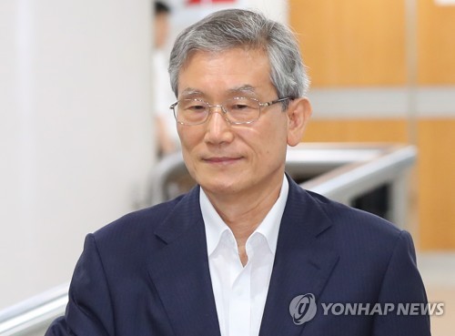 속행공판 출석하는 고영한 전 대법관(서울=연합뉴스) 김도훈 기자 = 사법행정권 남용의혹을 받고 있는 고영한 전 대법관이 23일 서울 서초구 서울중앙지법에서 열린 속행 공판에 출석하고 있다. superdoo82@yna.co.kr