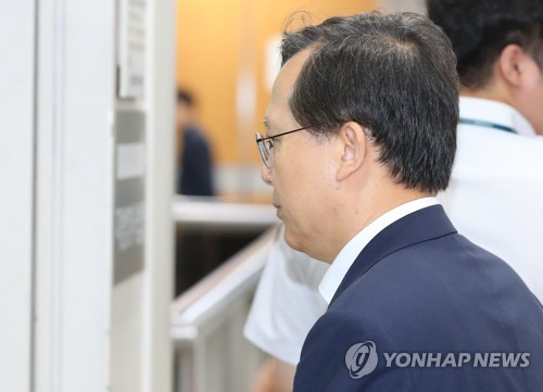 속행공판 출석하는 박병대 전 대법관(서울=연합뉴스) 김도훈 기자 = 사법행정권 남용의혹을 받고 있는 박병대 전 대법관이 23일 서울 서초구 서울중앙지법에서 열린 속행 공판에 출석하고 있다. superdoo82@yna.co.kr